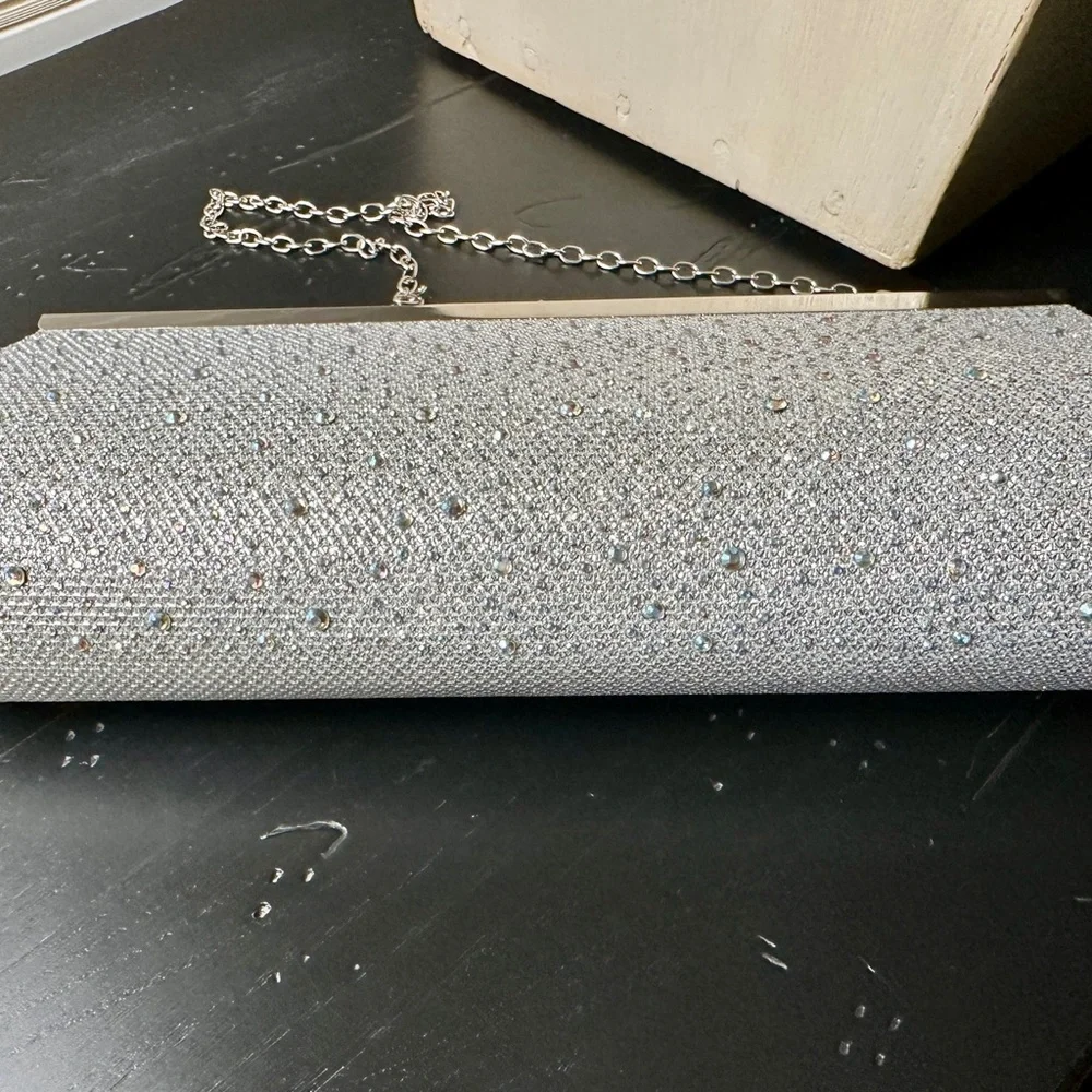 SILVER, NWOT, BLING, CLUTCH OR SHOULDER EVENING BAG. CLASP CLOSURE, CHAIN STRAP.